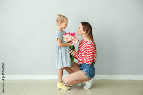 Little girl greeting her mo...