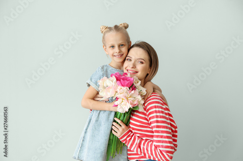 Little girl greeting her mo...