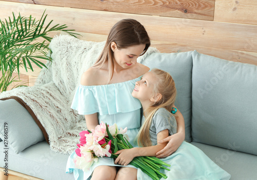 Little girl greeting her mo...