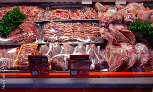 Canvastavla Showcase with raw meat in butcher shop.