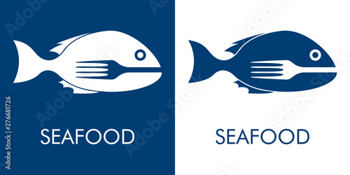 Logotipo con texto SEAFOOD con tenedor en espacio negativo en pez en azul y blanco