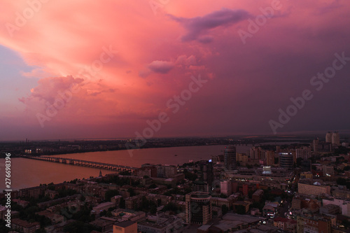Fototapeta Naklejka Na Ścianę i Meble -   pink sky over the city