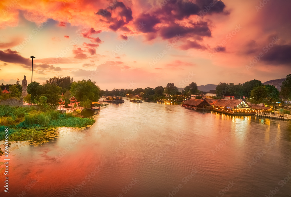 Obraz premium Sunset over Kwai river, Kanchanaburi, Thailand.