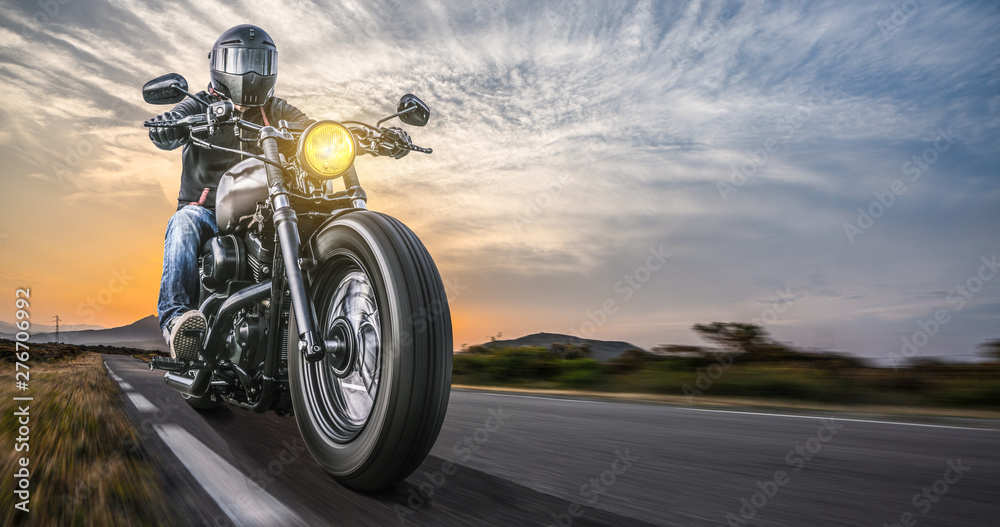 motocykl na drodze. dobrze się bawisz jadąc pustą autostradą podczas wycieczki motocyklowej <span>plik: #276706992 | autor: AA+W</span>