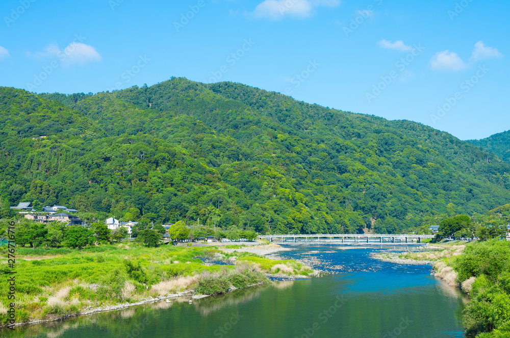 京都　嵐山 初夏　緑と青空