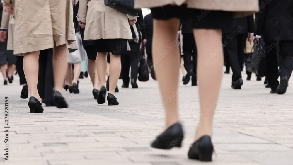 若い男女のスーツの後ろ姿、企業説明会に向かう大学生 若い男女のスーツの後ろ姿、企業説明会に向かう大学生