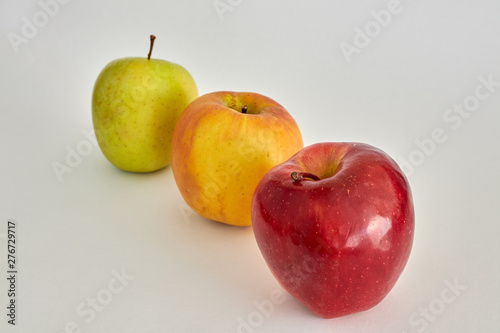 Tres manzanas de diferentes tipos y colores