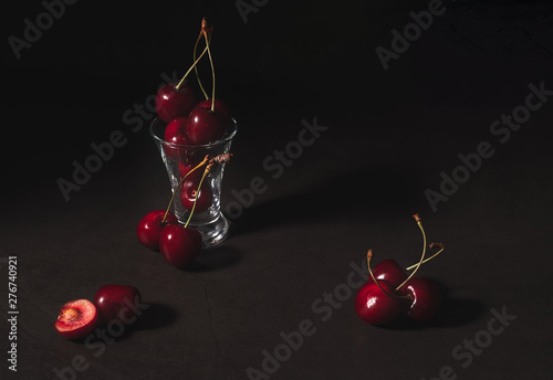 Foto Still life of fresh delicious sweet cherry in a glass on dark background