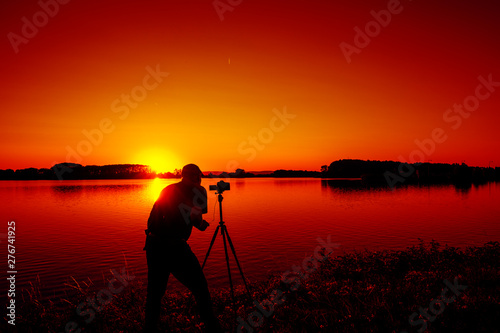Mann Fotografiert einen Traumhaften Sonnenuntergang
