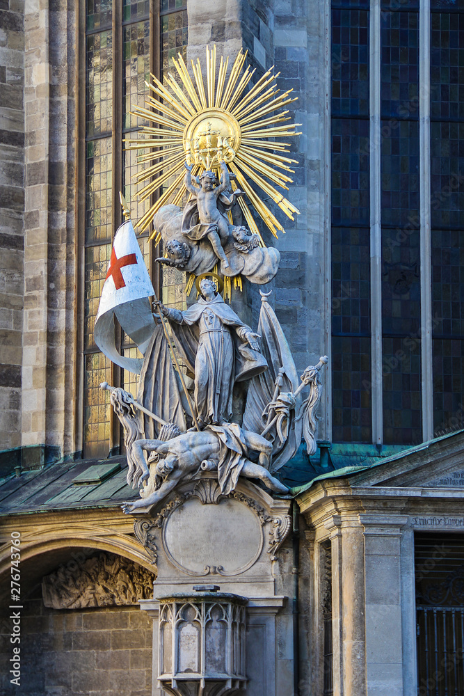 Obraz premium Statue near St. Stephen’s Cathedral in Vienna (Austria)