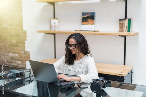 Canvas Print Young pretty woman using laptop in home office