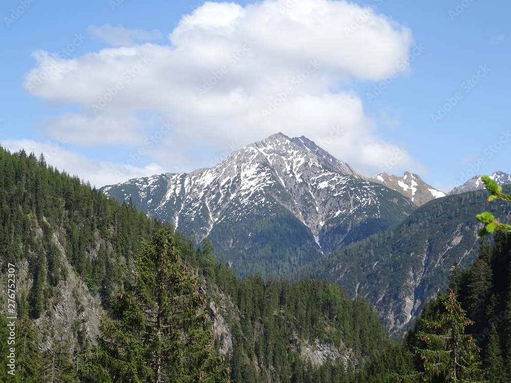 schneebedeckte berge im lechtal