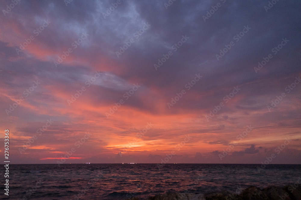 Obraz premium sea landscape with a beautiful sunset in Maldives