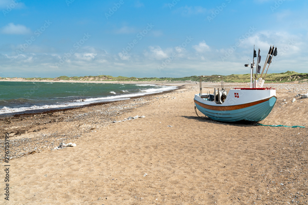 Fototapeta premium Fischerboot am Strand von Klitmøller, Dänemark
