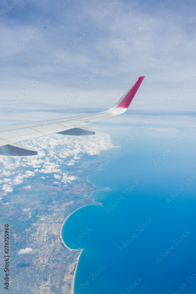 Obraz premium aircraft Wing on cloudscape and blue sky