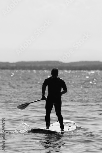 Mann auf Surfbrett im See