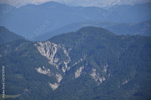 Emberger Alm, Alm, Kärnten, Greifenburg, Spittal, Drau, Spittal an der Drau, Oberkärnten, Baumgrenze, Weißensee, Bergstraße, Kurve, Kehre, Wald, Bergwald, Drautal, Wolken, Sommer, Baum, Gailtaler Alpe photo