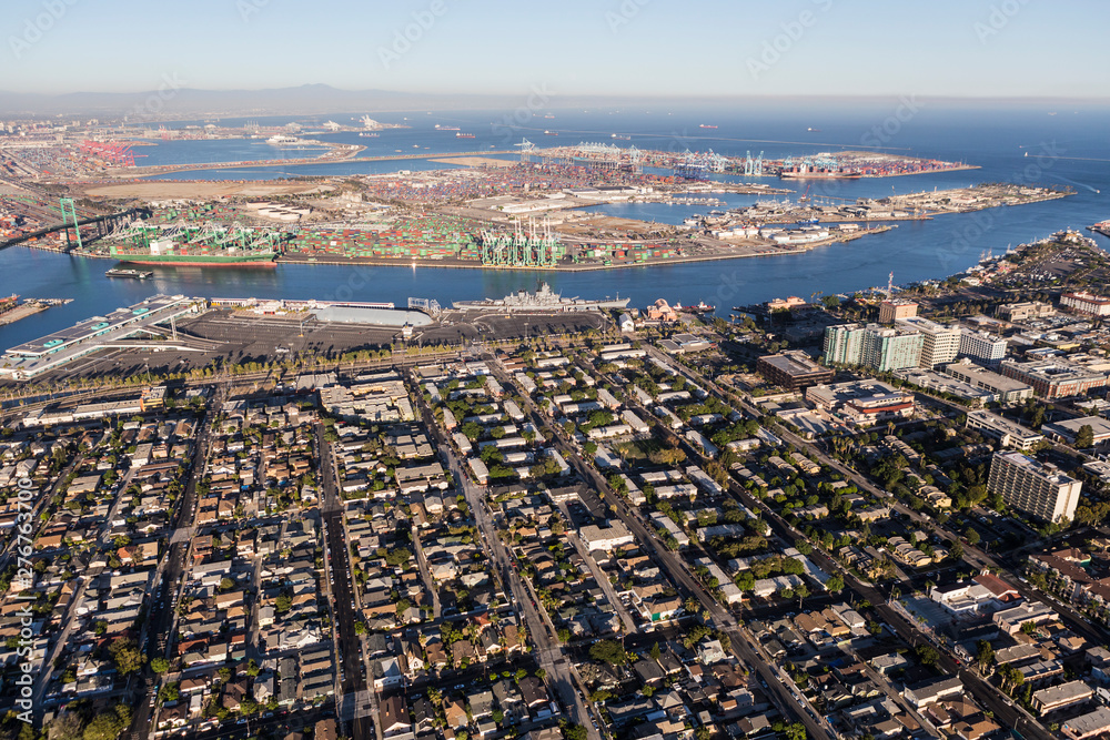 Φωτογραφία Afternoon aerial view of San Pedro area streets, homes and harbor waterfront facilities in Los Angeles County California