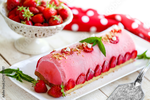 Bûche à la fraise glacée  photo