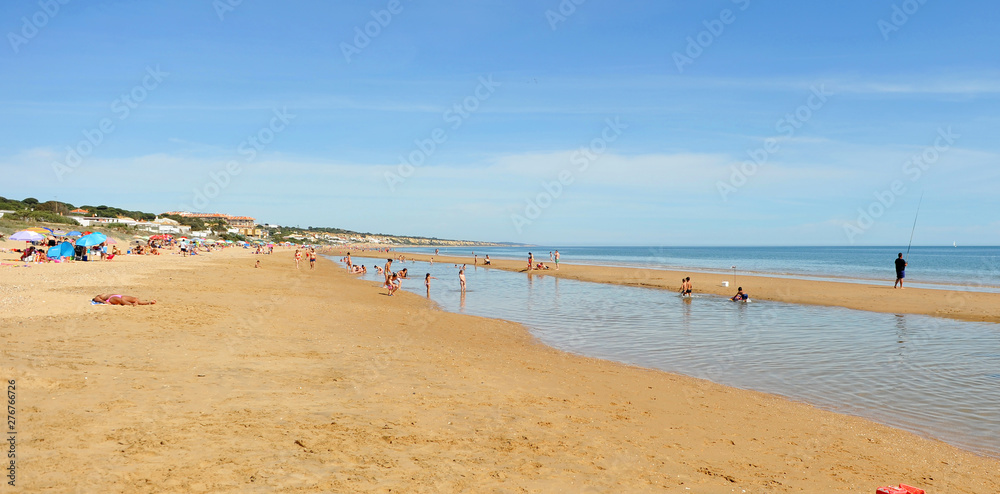 Φωτογραφία Gente de vacaciones en la playa de Mazagón en la Costa de la Luz (Costa de la Luz), muy cerca del famoso Parque Nacional de Doñana en la provincia de Huelva, Andalucía, España