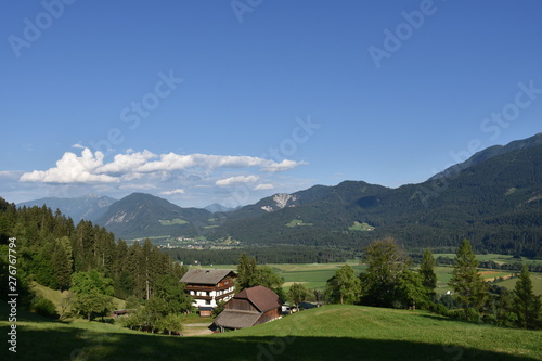 Kärnten, Oberkärnten, Spittal an der Drau, Drautal, Fluss, Tal, Berg, Kirche, Straße, Landwirtschaft, Feld, Felder, Kirche, Filialkirche, Athanasius, Heilig, Denkmal, Sommer, Gailtaler Alpen, Acker, W photo