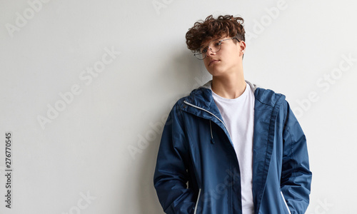 Quadro su tela Dreamy youngster leaning on wall