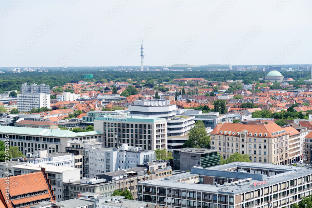 blick auf die hochhäuser vom besichtigungsturm des neuen rathaus in hannover niedersachsen deutschland fotografiert während einer besichtigungstour an einem sonnigen tag