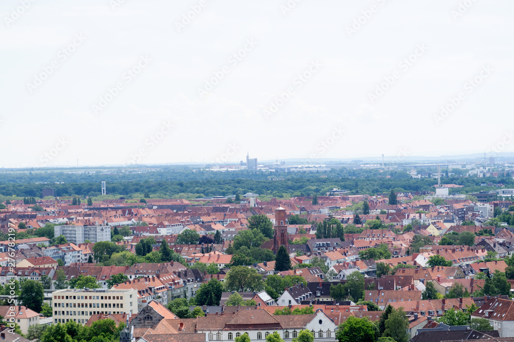 weitblick auf die stadt vom besichtigungsturm des neuen rathaus in hannover niedersachsen deutschland fotografiert während einer besichtigungstour an einem sonnigen tag