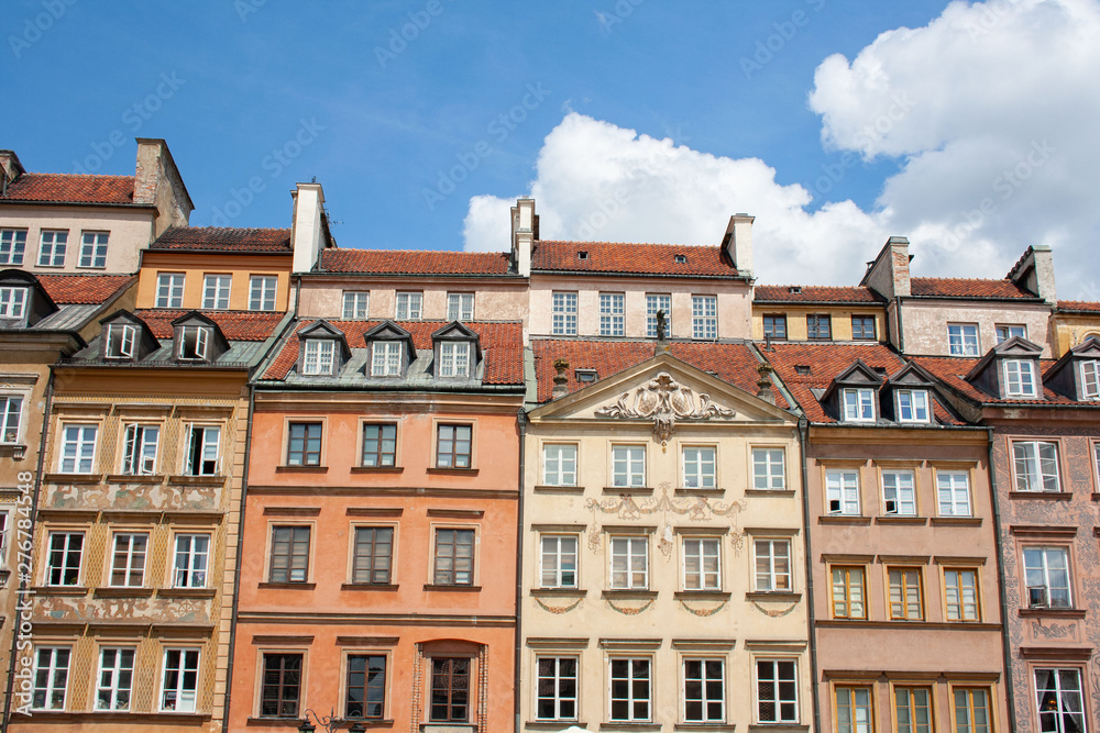 Fototapeta premium Warszawskie kamienice starego miasta na tle błękitnego nieba