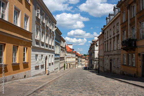 Ulice Warszawy z kolorowymi kamienicami