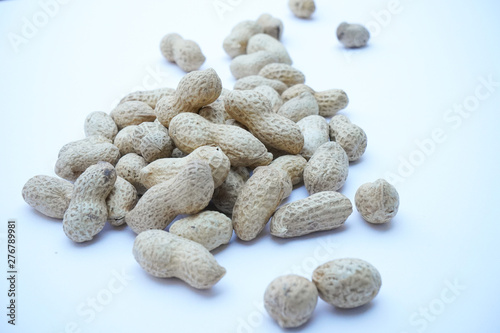 cacahuètes entassées sur fond blanc