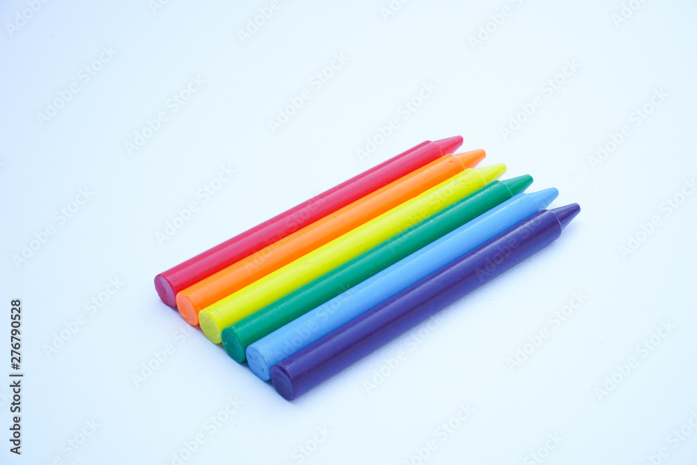 crayon vue du dessus sur fond blanc représentant les couleurs de la communauté LGBT crayon vue du dessus sur fond blanc représentant les couleurs de la communauté LGBT