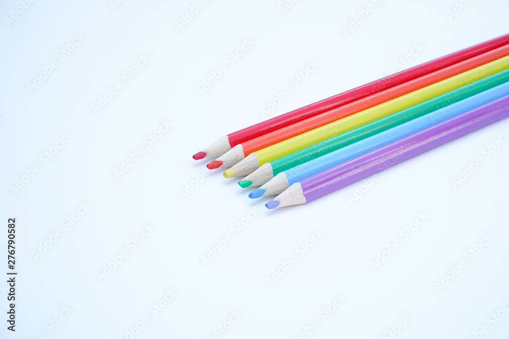 crayon vue du dessus sur fond blanc représentant les couleurs de la communauté LGBT