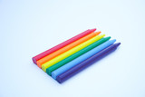 crayon vue du dessus sur fond blanc représentant les couleurs de la communauté LGBT