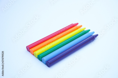 crayon vue du dessus sur fond blanc représentant les couleurs de la communauté LGBT