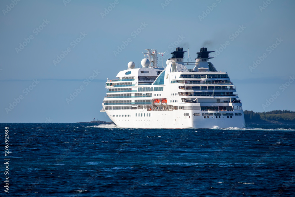 Cruiseship Ms Seabourn Guest fra Nassau departure from Brønnøysund port