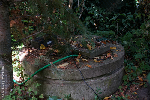 stara betonowa studnia w ogrodzie