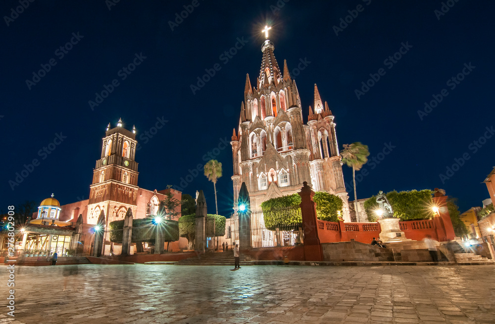 Fototapeta premium Parafia San Miguel Arcangel w nocy, w San Miguel de Allende, w stanie Guanajuato. MEKSYK