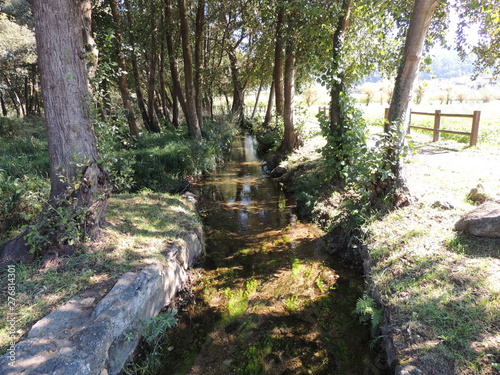 Senderismo en la ruta de la piedra y del agua (Galicia, España)