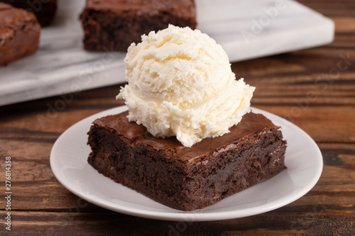 Cuadro en lienzo Double Chocolate Brownies Sundae with Vanilla Ice Cream on Top