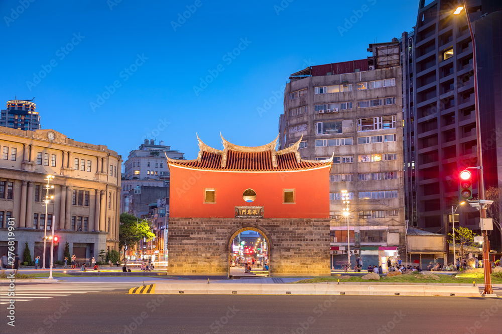 Fototapeta premium the north gate of old taipei city. the chinese words on it means 