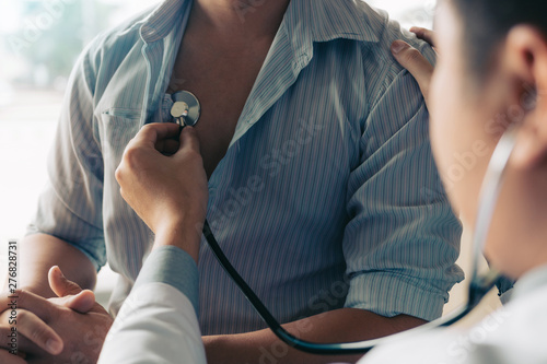 Φωτογραφία Asian doctor is using a stethoscope listen to the heartbeat of the elderly patient
