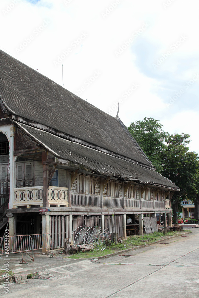 The old wooden building that was dilapidated. The old wooden building that was dilapidated.
