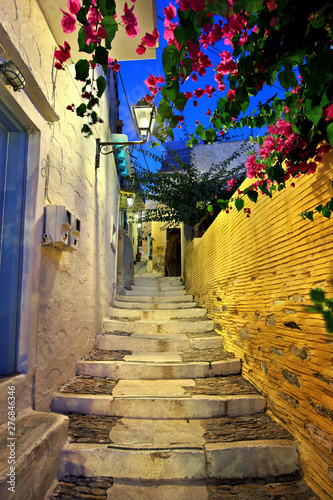 Fototapeta Naklejka Na Ścianę i Meble -  Picturesque alley of Ano Syra, the old medieval settlement of Syros island, Cyclades, Aegean sea, Greece 