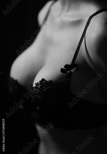 Jolie poittine dans une lingerie noire