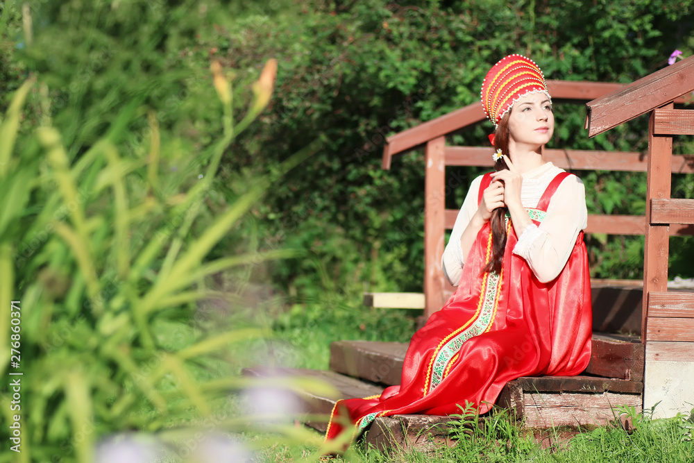 Obraz premium Slav woman in dress traditional