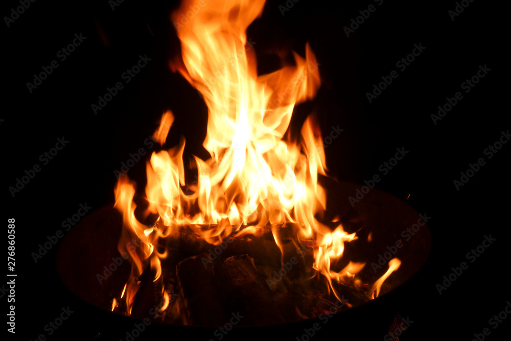Brennendes Holz in einem Lagerfeuer	