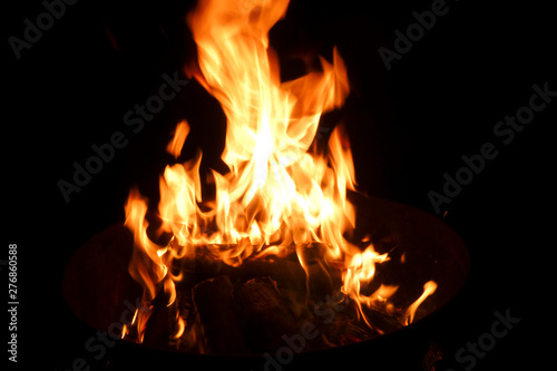 Brennendes Holz in einem Lagerfeuer 