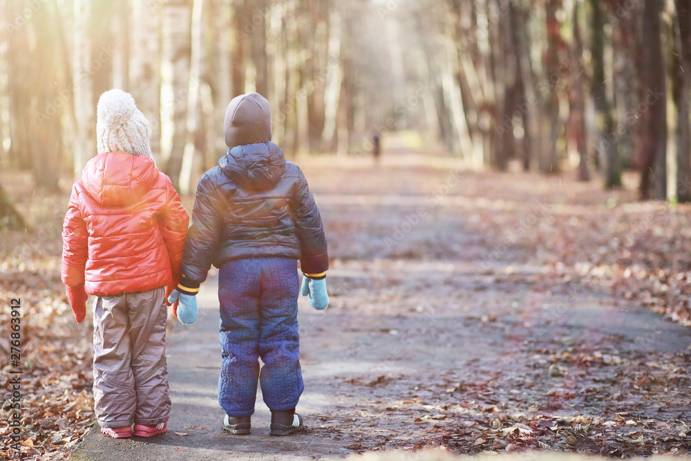 Fototapeta premium Children walk in the autumn park