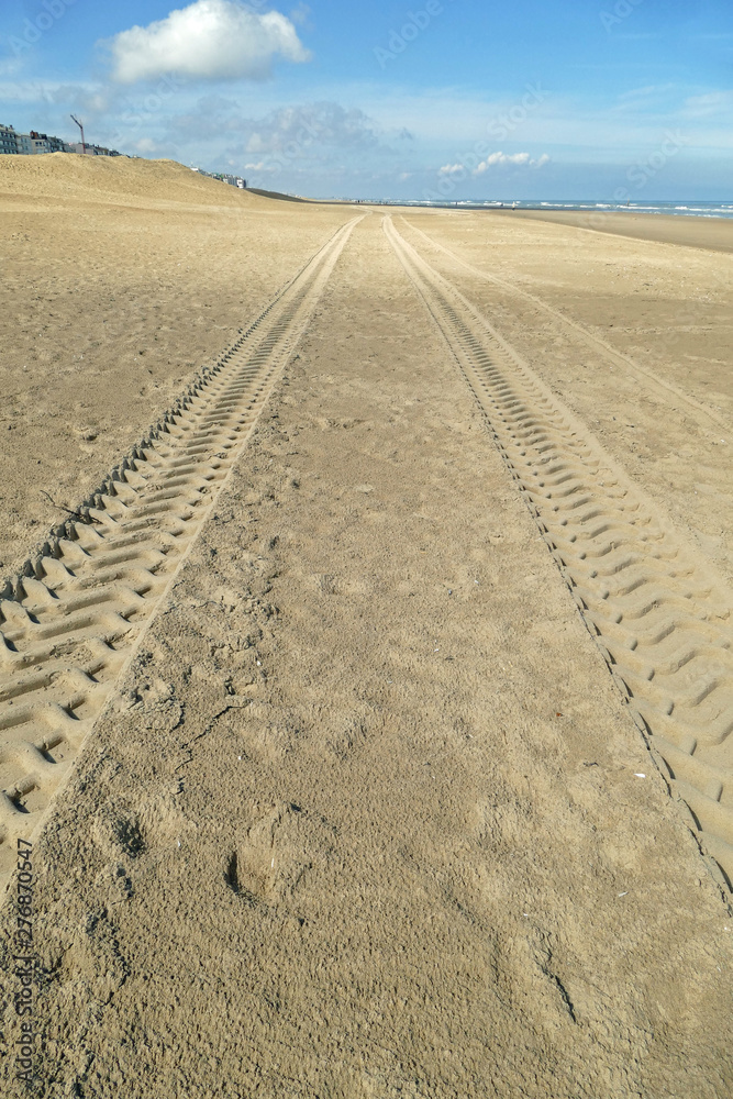 Naklejka premium Skidmarks of a truck on an endless empty beach